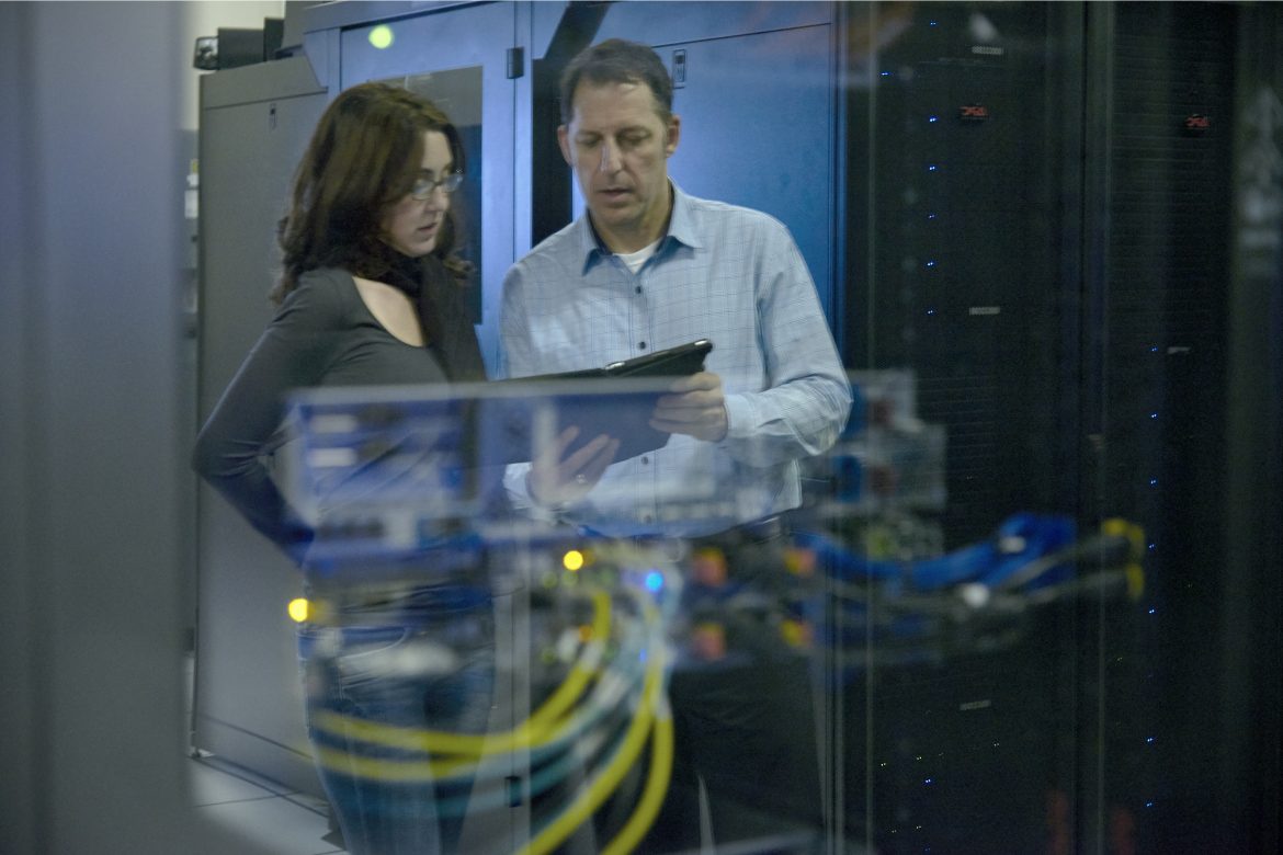 Gli Smart UPS APC: la spina dorsale della continuità operativa nel mondo IT Smart UPS APC